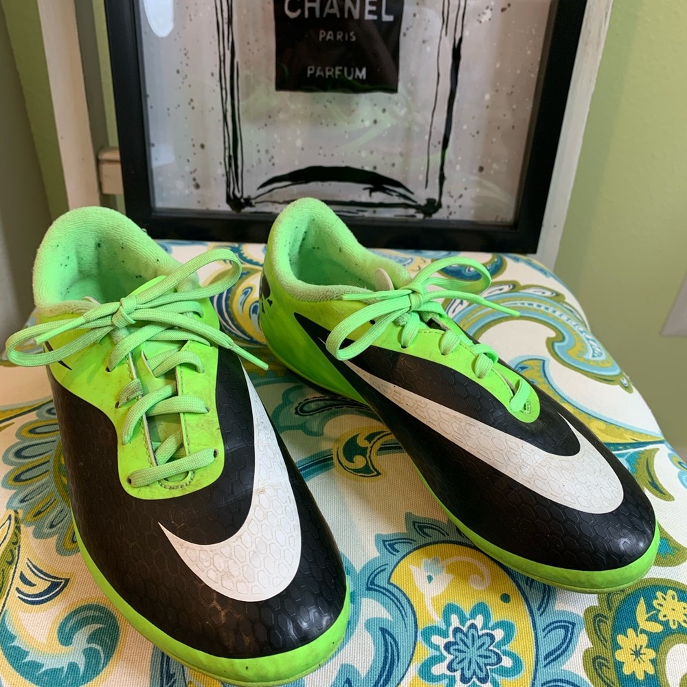 NIKE SHOES - Picture 2 of 10